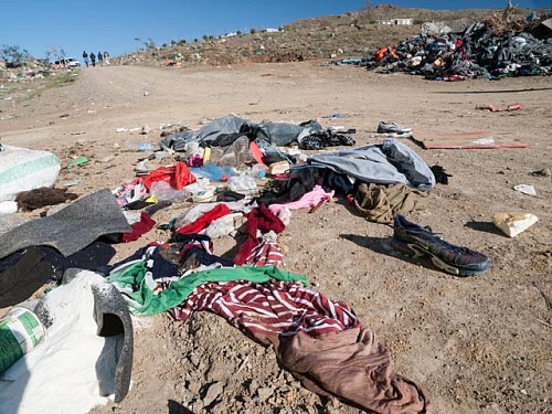 Efthalou, Lesbos Island, Mediterranean Sea
<p>Lost and discarded clothes of refugees on their way from Turkey to Lesbos Island, on a waste dump at Efthalou</p><p>clothes, clothing, Efthalou, Lesbos, Mediterranean, refugees, waste, waste dump, trash </p>
Verschmutzung/Müll/Altlasten, Hinterland, Insel, Geographie - Gemäßigt
© Wolf Wichmann